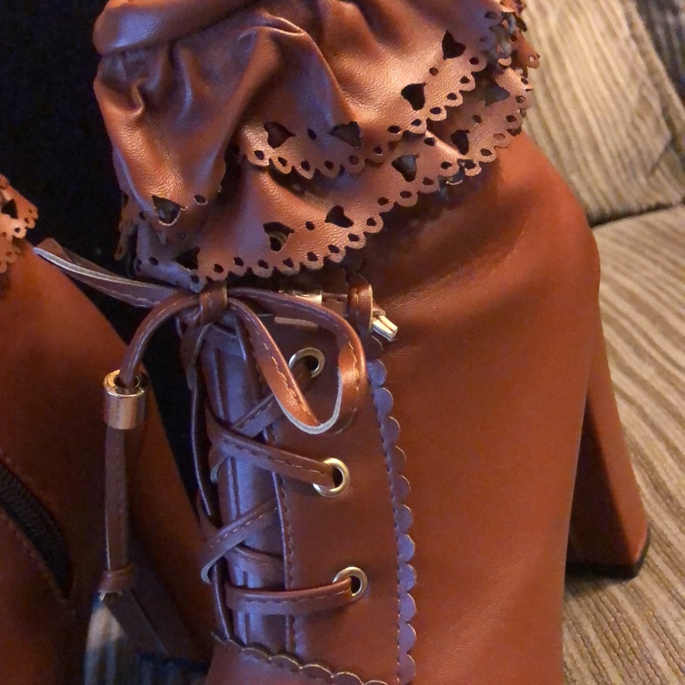 Ruffled booties - Picture 5 of 10